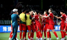 米兰体育新闻-足球大赛：球员们在场上拼尽全力力争胜利