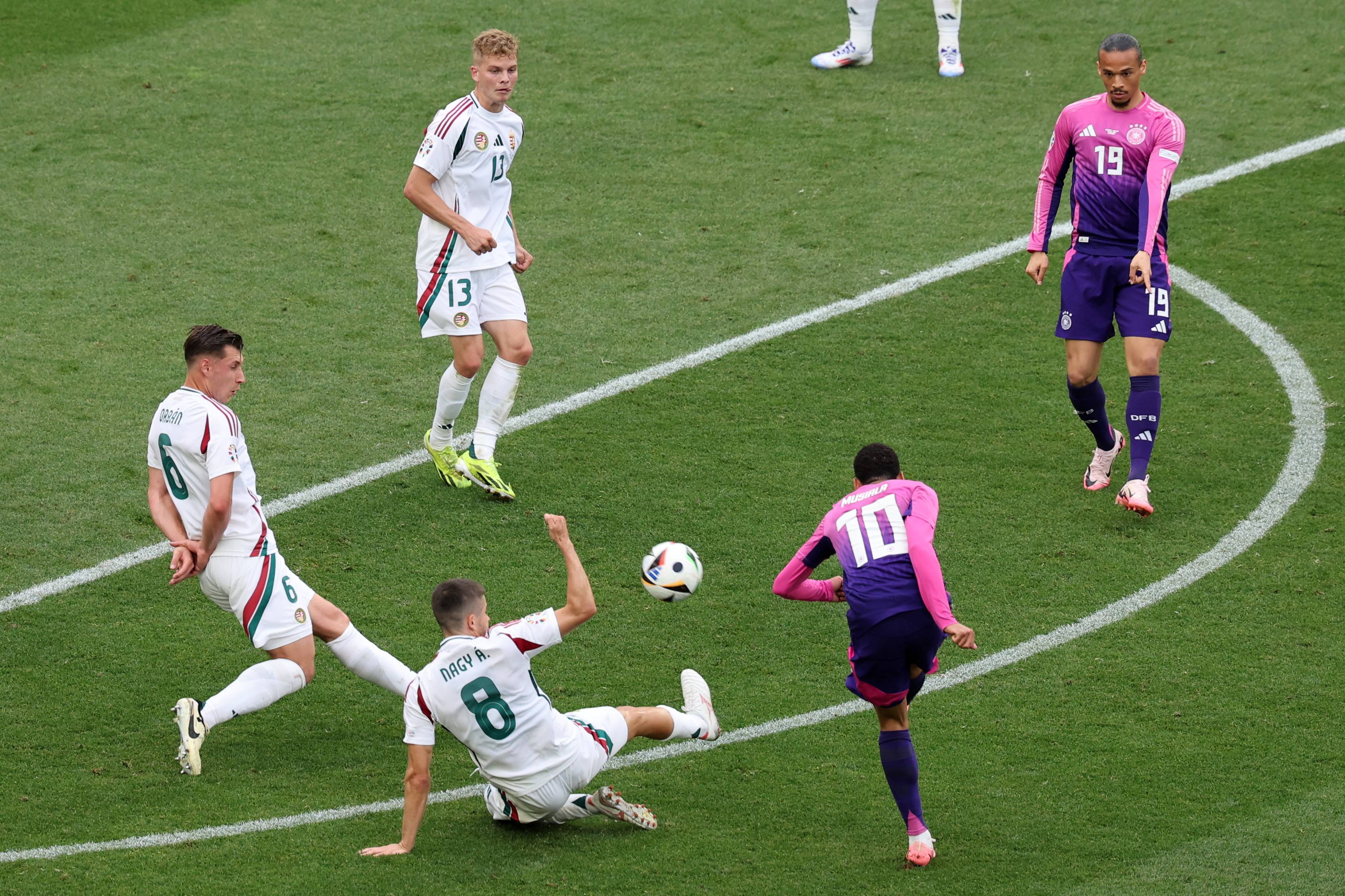 德国队迎战匈牙利队，双方都渴望取得胜利