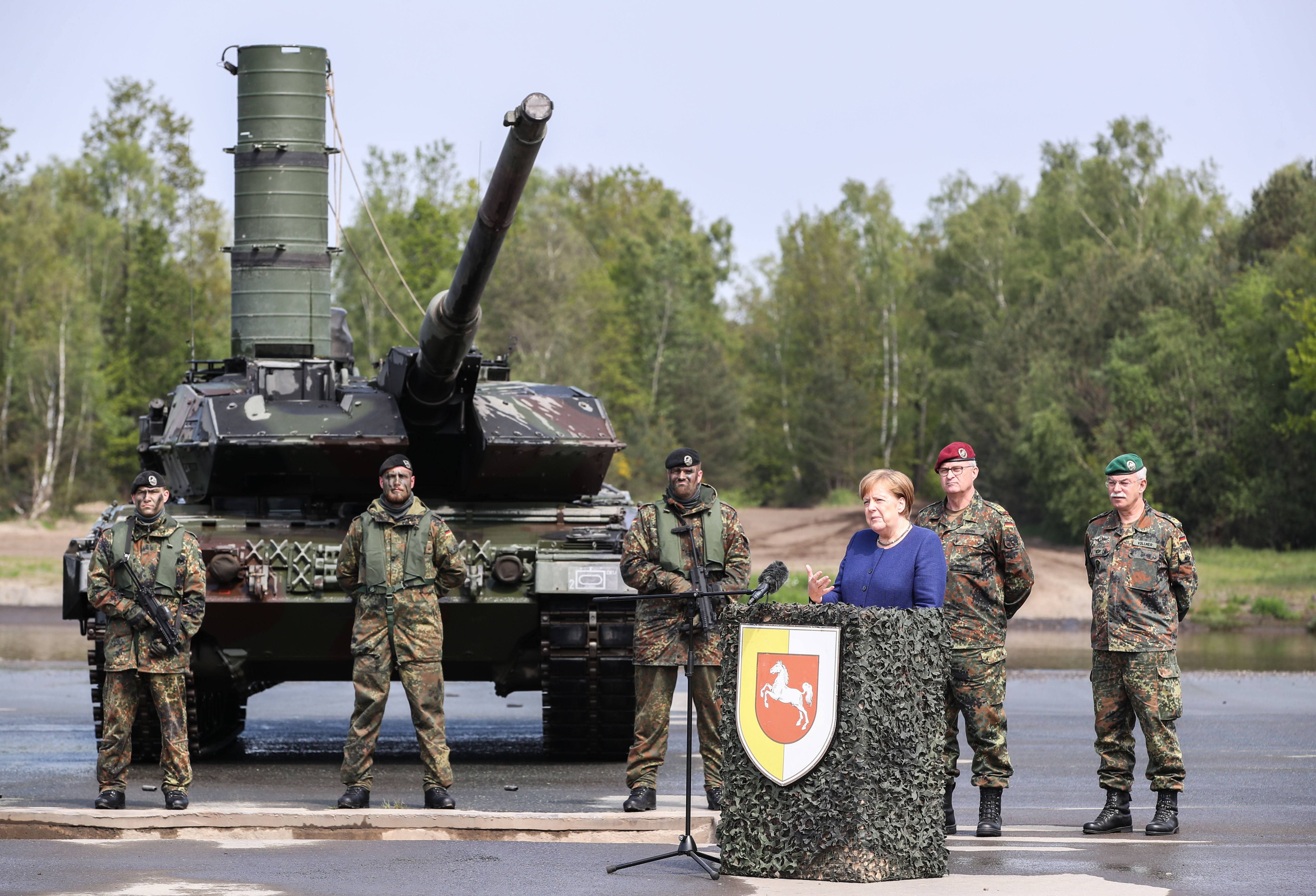 包含丹麦对垒芬兰，激战争夺四分之一决赛席位的词条