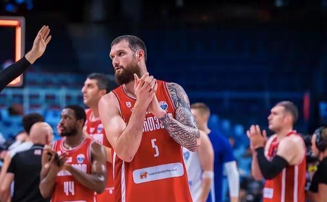 包含丹麦对垒芬兰，激战争夺四分之一决赛席位的词条