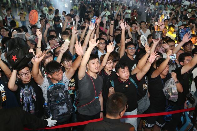 精彩比赛引爆全场气氛，现场观众热情高涨的简单介绍