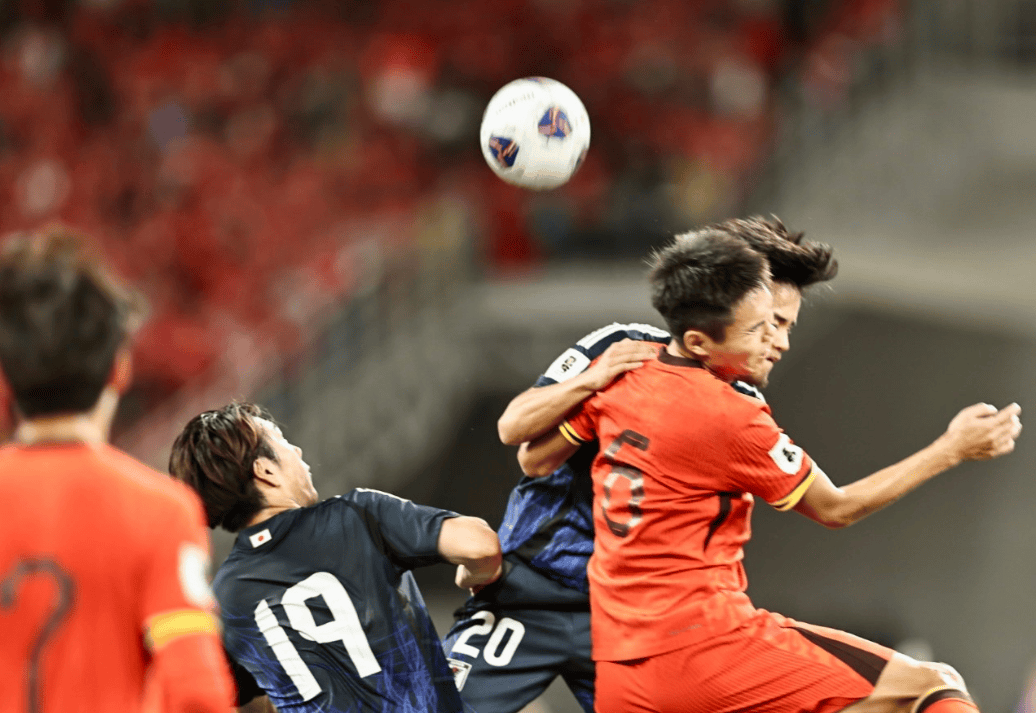 争夺激烈，中国队员全力冲击领跑的简单介绍