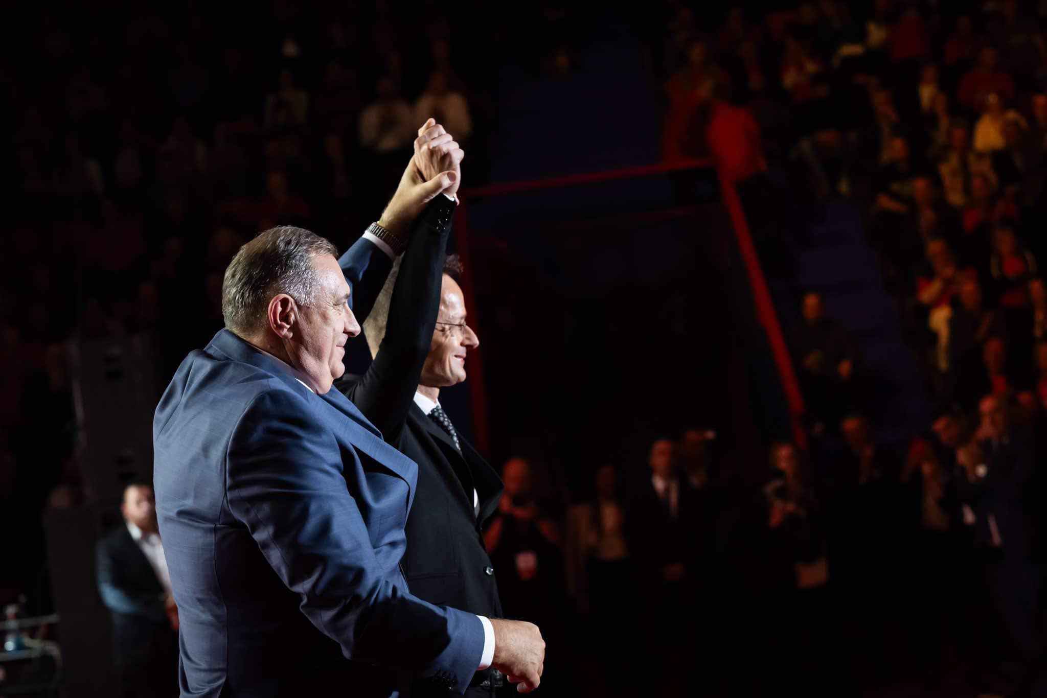 包含匈牙利前锋神秘受伤，备战巴尔干球队的词条