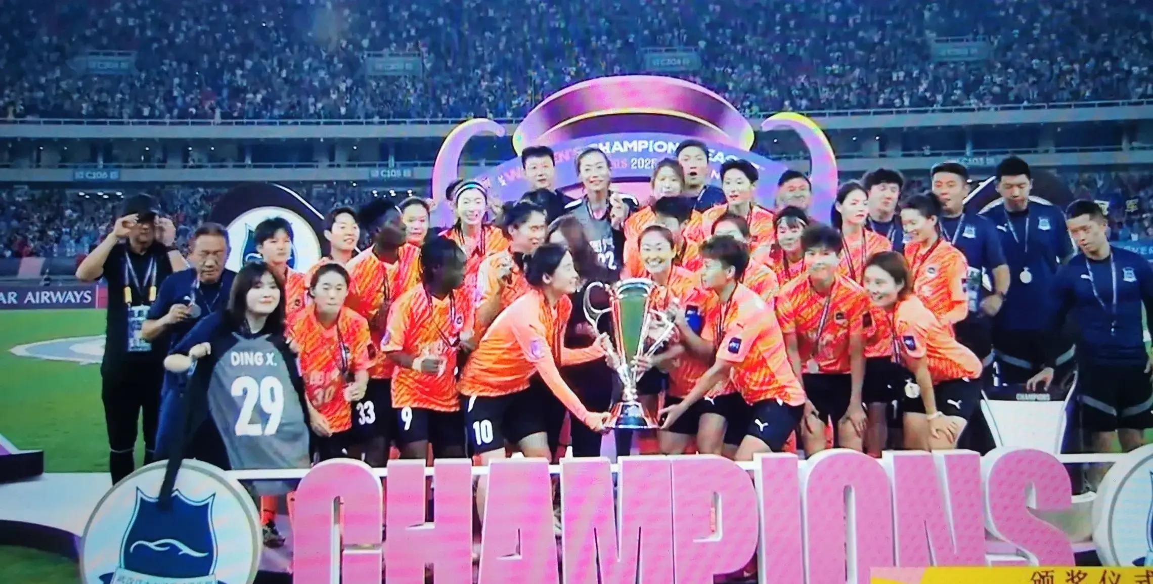 争夺冠军女足比赛场面观众情绪高涨的简单介绍