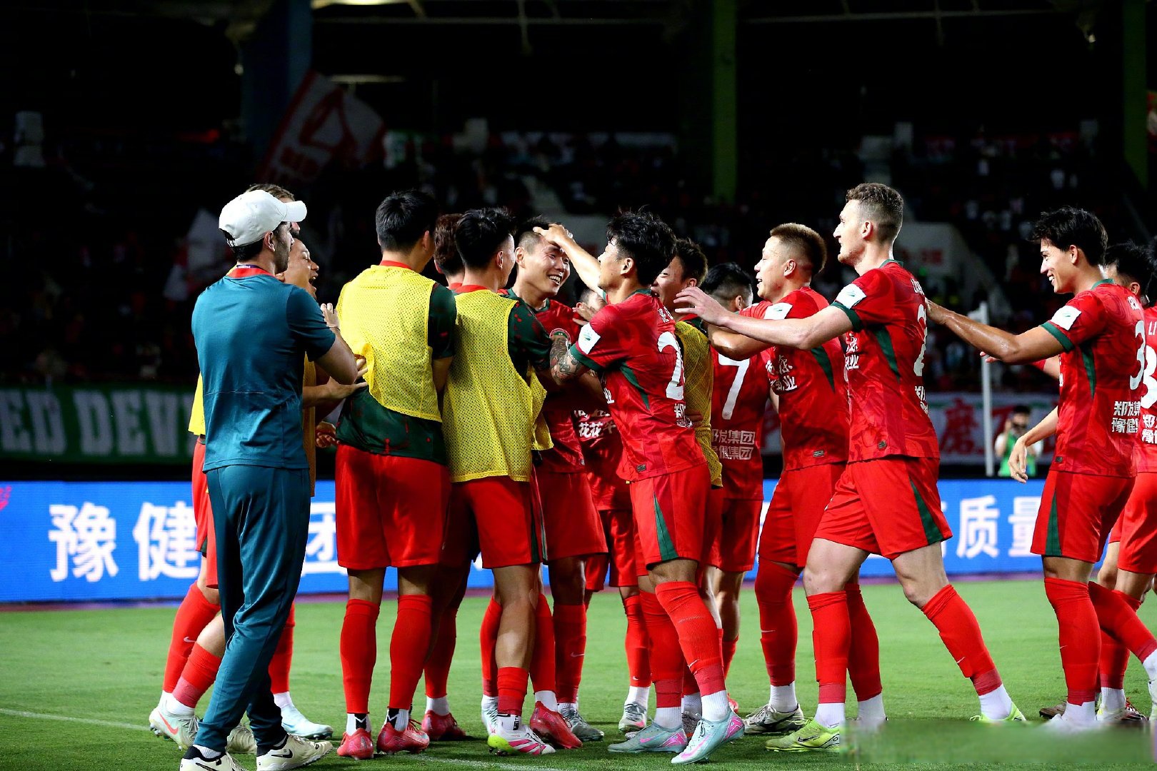 足球大赛:球员们在场上拼尽全力力争胜利 足球大赛:球员们在场上拼尽全力力争胜利