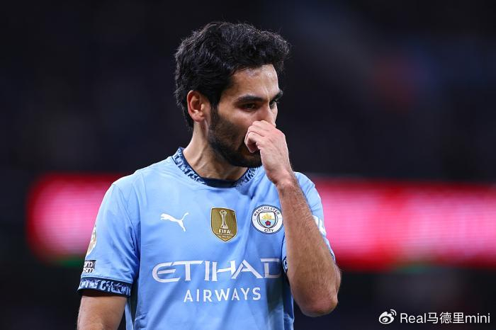 关于曼城跌入低谷，球迷怒斥主帅失去控制的信息